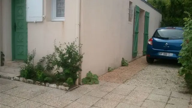 Eingang und privater Parkplatz