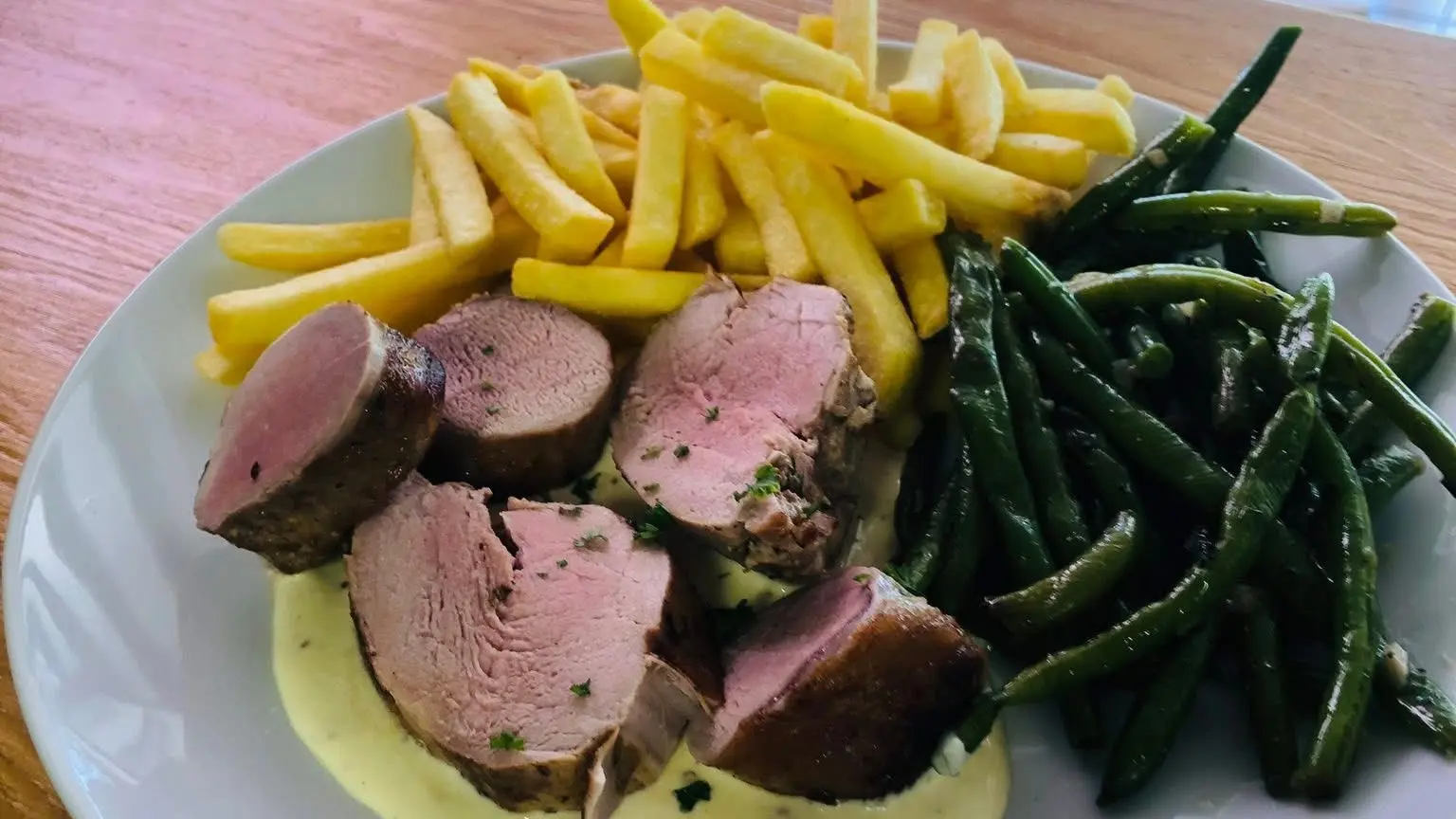 Mignon de porc sauce moutarde frite et haricots vert