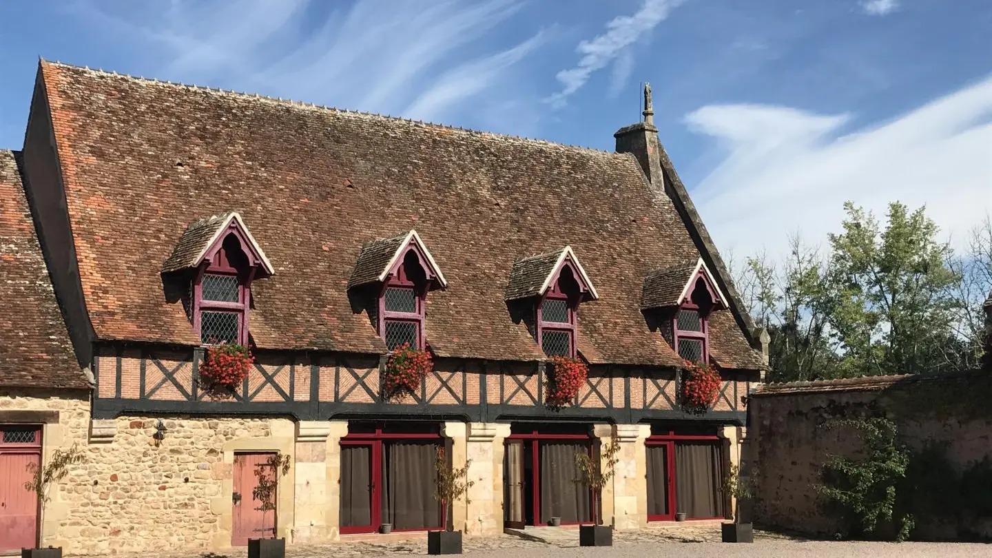 GITE DU CHATEAU DE PEUFEILHOUX VALLON EN SULLY ALLIER AUVERGNE