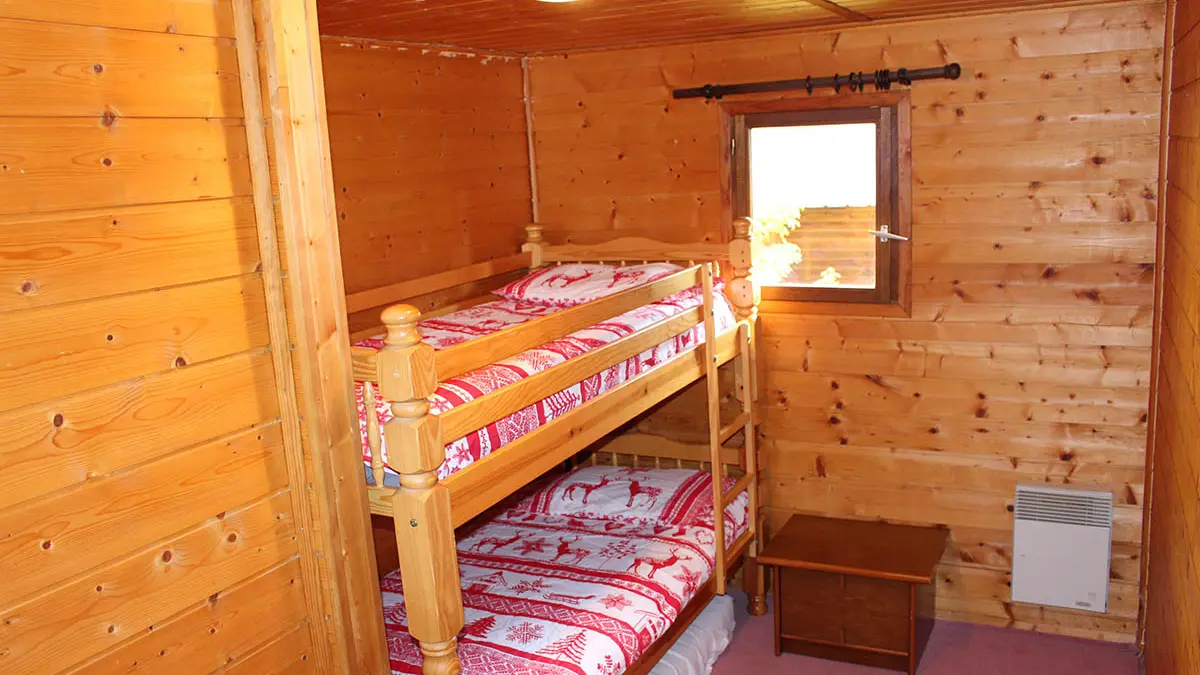 Chambre à coucher lumineuse avec lits superposés, ameublement bois, moquette, fenêtre