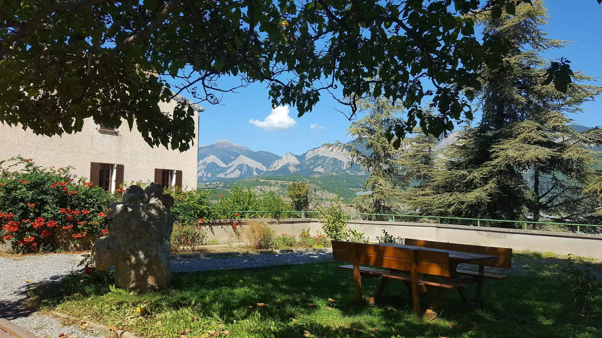 Placette ombragée à Ventavon