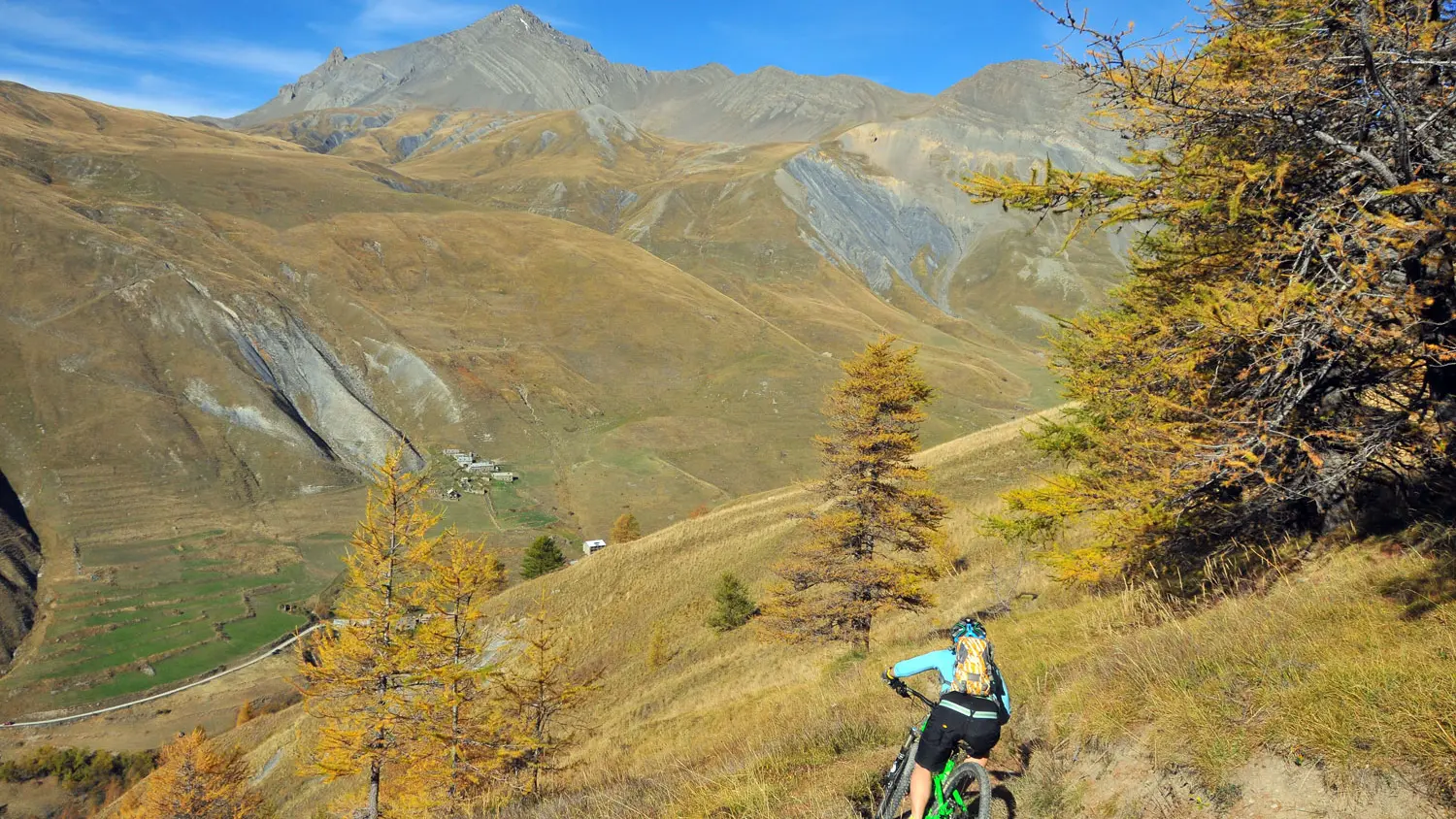 Descent sur Valfroide depuis l'Aiguillon