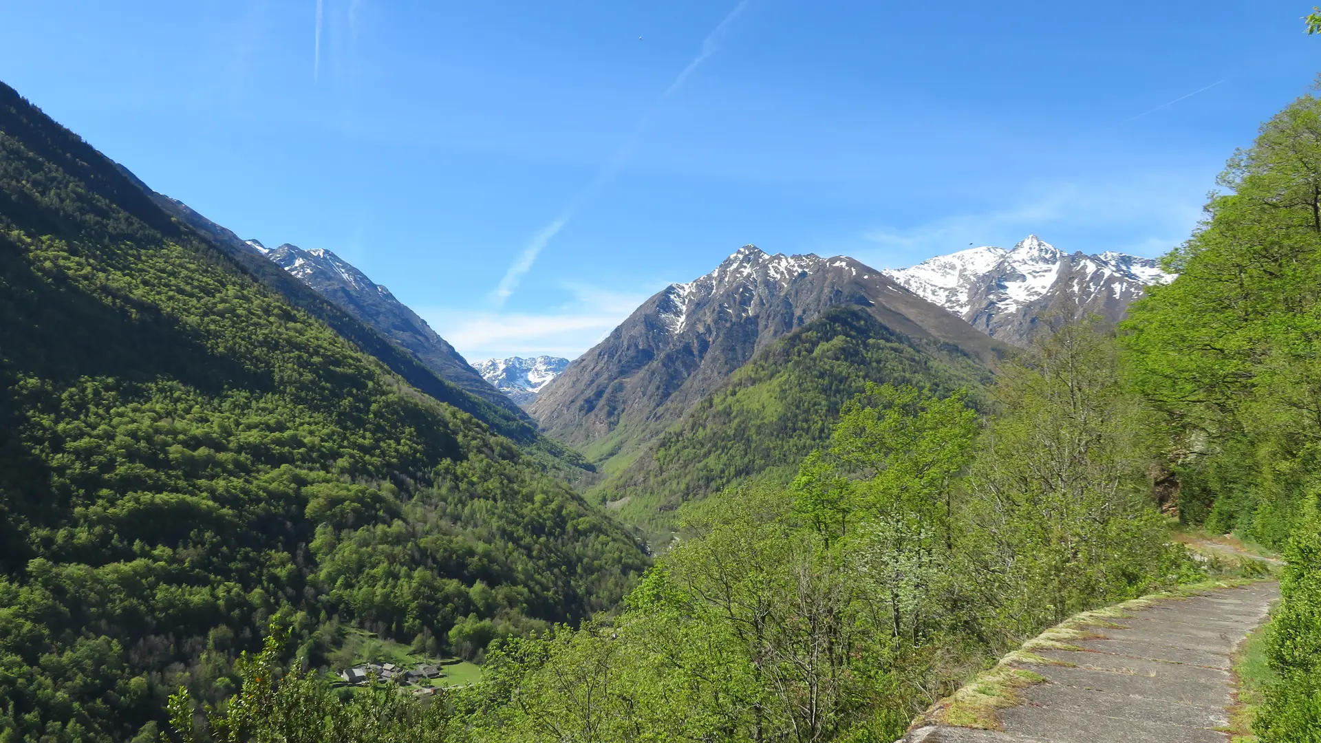 Chemin avec vue sur les sommets