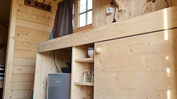 kitchenette : cafetière - bouilloire - micro-ondes - 2 feux gaz - 1 petit frigo - un évier avec jerricane d'eau pouvant être remplie dans le bloc sanitaire.