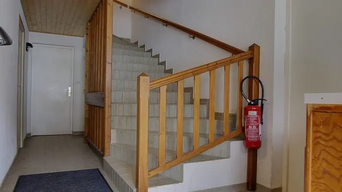 L'accès se fait sur une entrée commune avec l'association. Le gîte se situe sur la porte à droite.