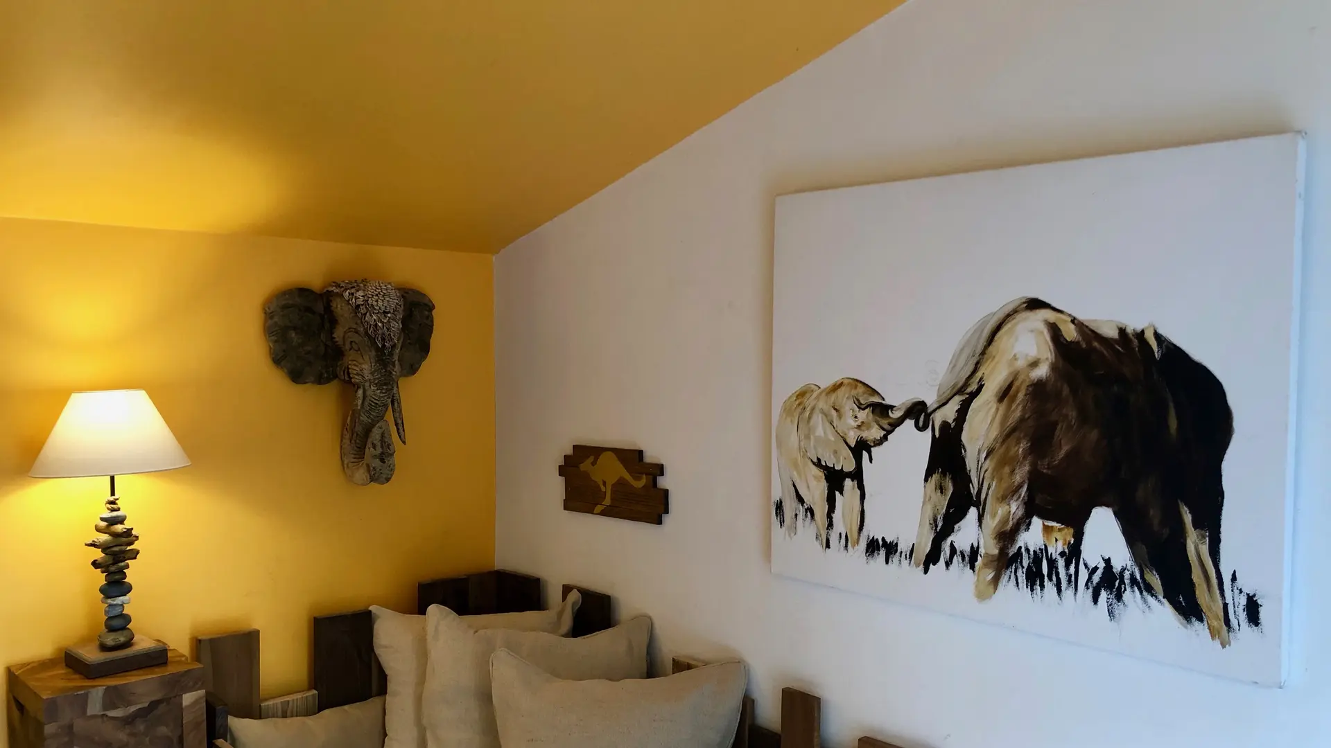 chambre jaune le sofa