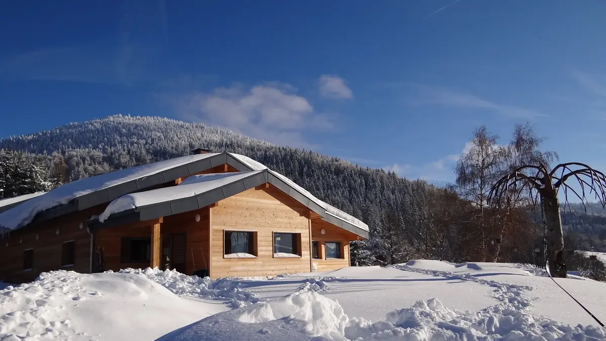 Vue extérieure du bâtiment du Foyer des Moises hiver