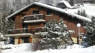Vue extérieure du chalet en hiver