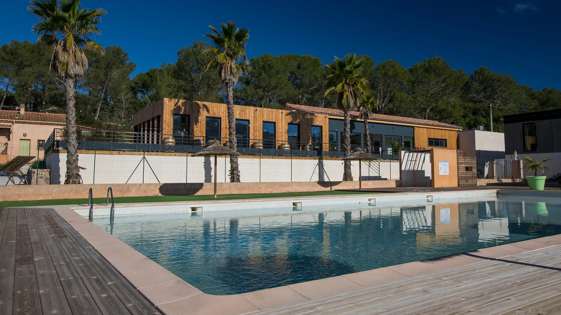 Vue piscine restaurant Le Bistrot des Voiles à Pierrefeu du Var