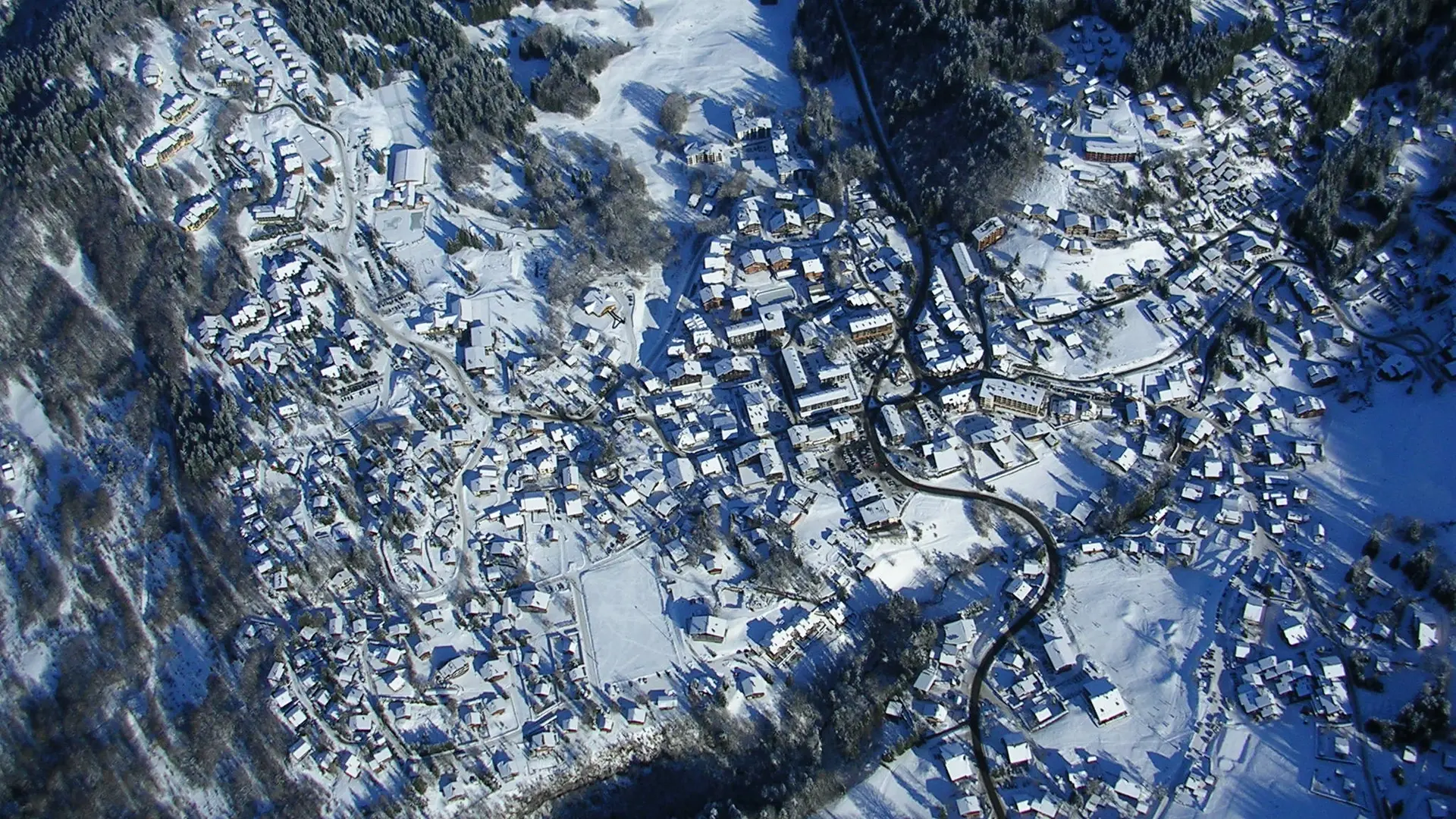 Vue depuis la montgolfière sur le village des Carroz d'Arâches