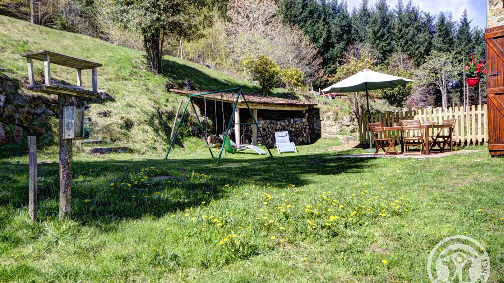 A gauche, hôtel des insectes qui a aussi une fonction de mangeoire à oiseaux