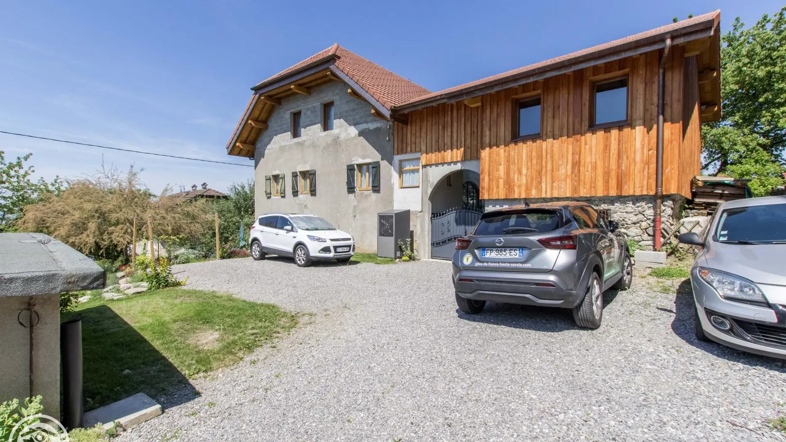 Parking (le gîte se situe au 1er étage à gauche)