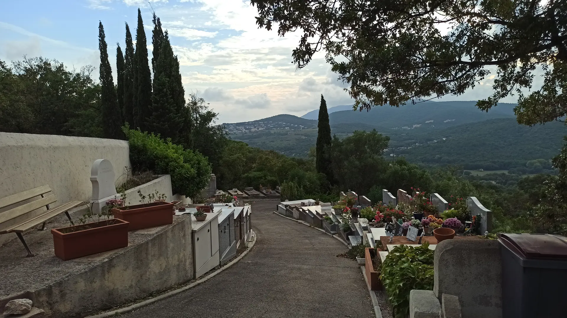 Vue générale du cimetière de Gassin - https://gassin.eu