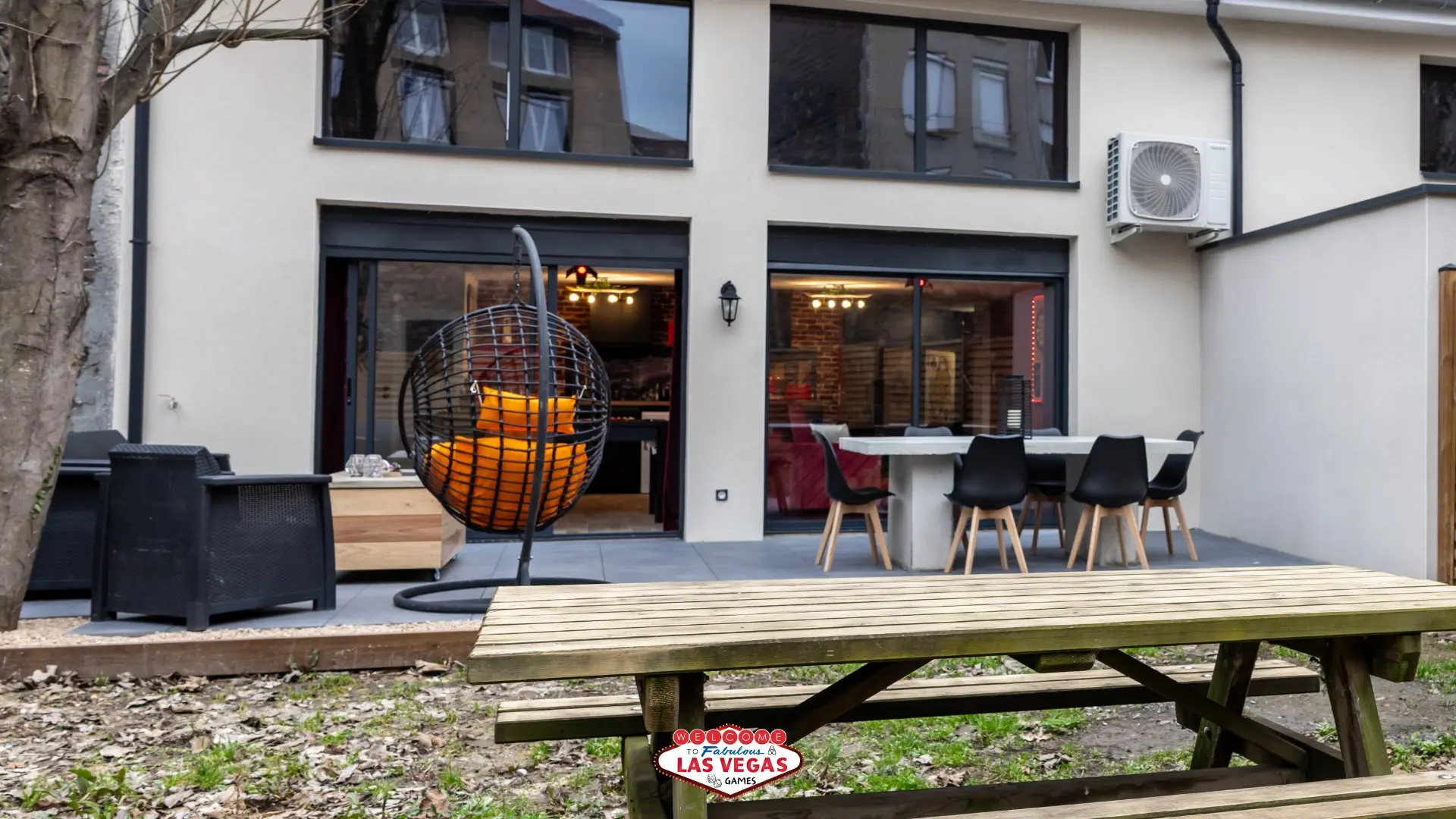 Extérieur avec salon de jardin , barbecue