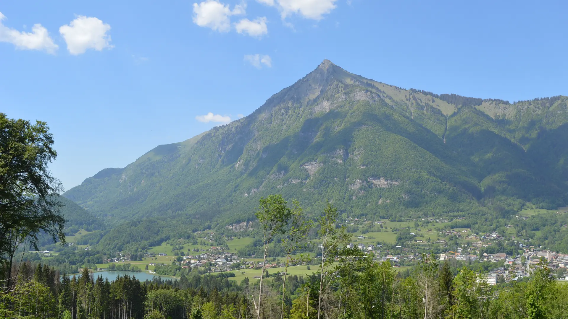 Vue sur la vallée depuis le chemin des Guers