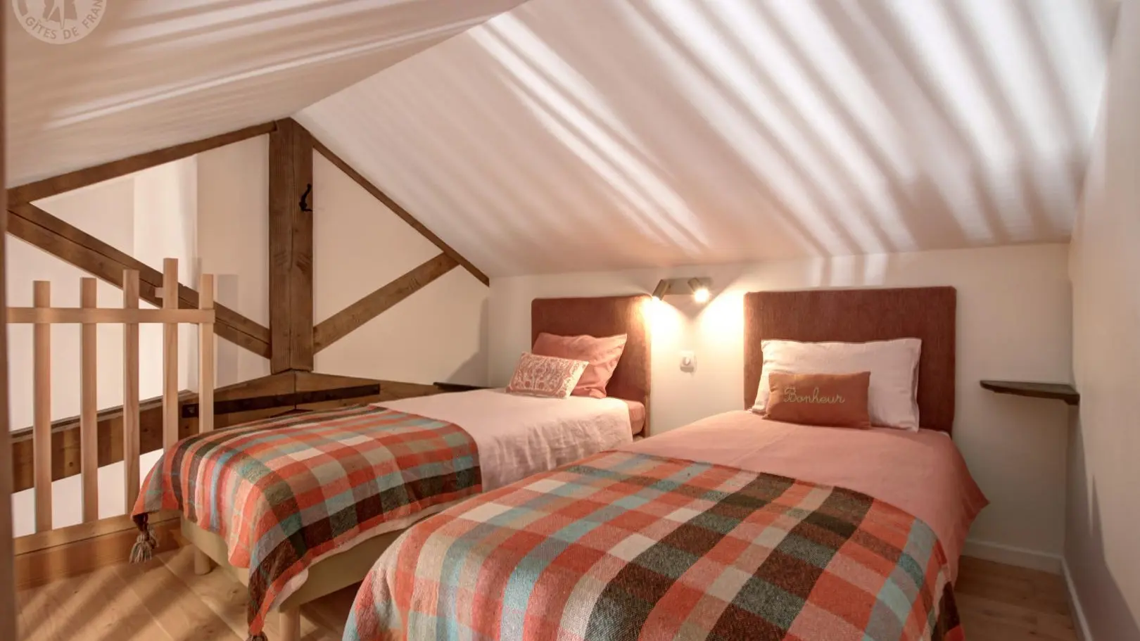 Mezzanine Spacieuse, tablettes, portes-manteau