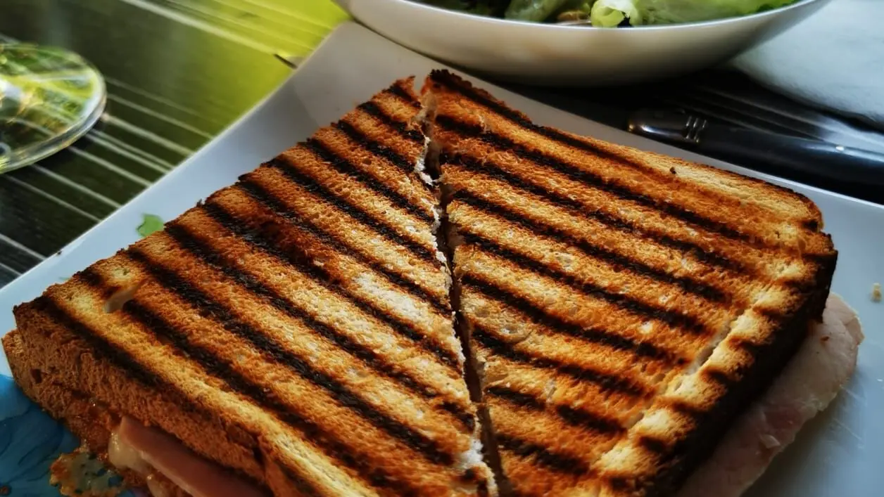 Enjoy a good croque-monsieur salad