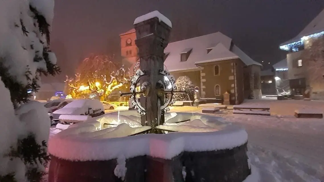 La place avec sa fontaine