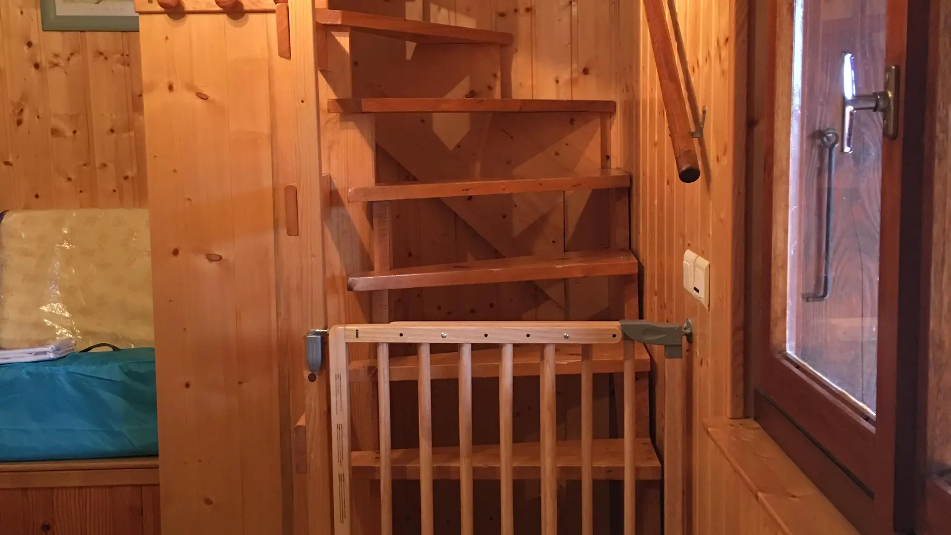 Montée d'escaliers dans le chalet