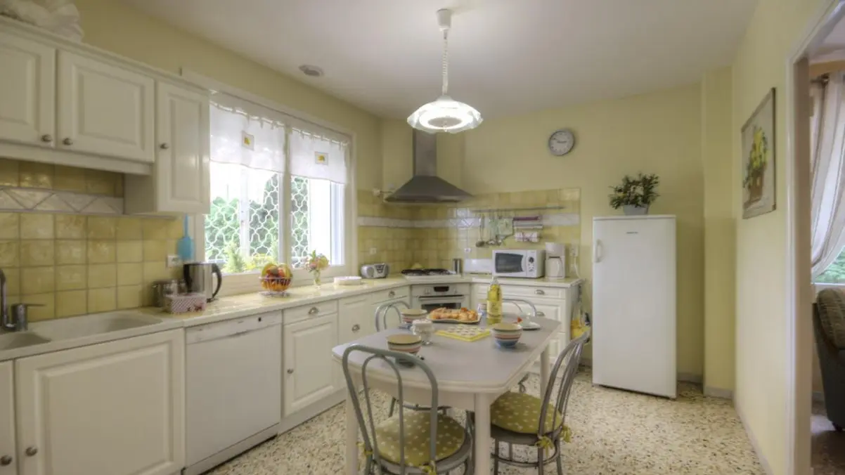 très grande cuisine très bien équipée et ouverte sur le salon , salle à mangée .