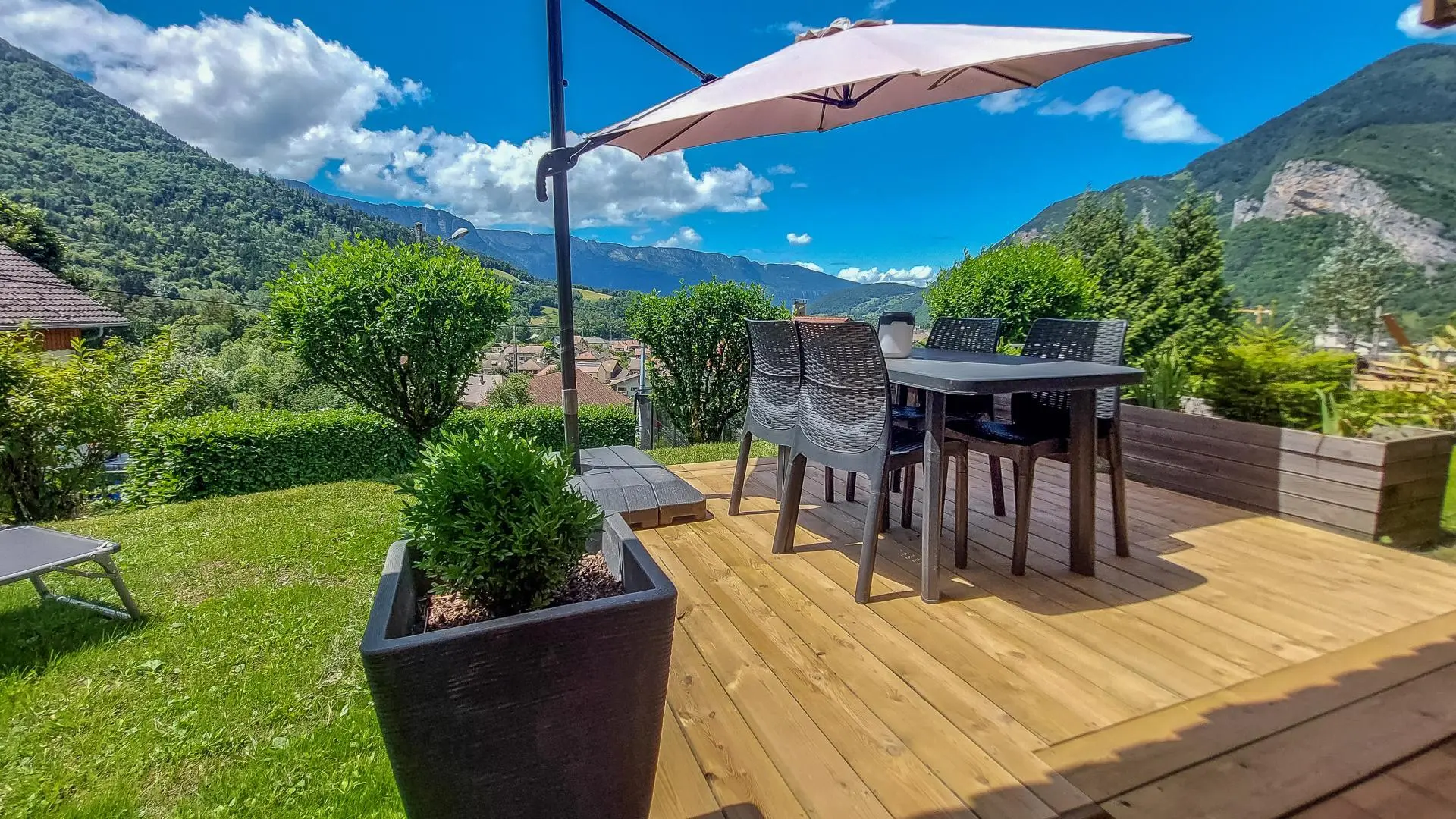Terrasse aménagée et espace jardin devant le gîte, vue sur Faverges et montagnes