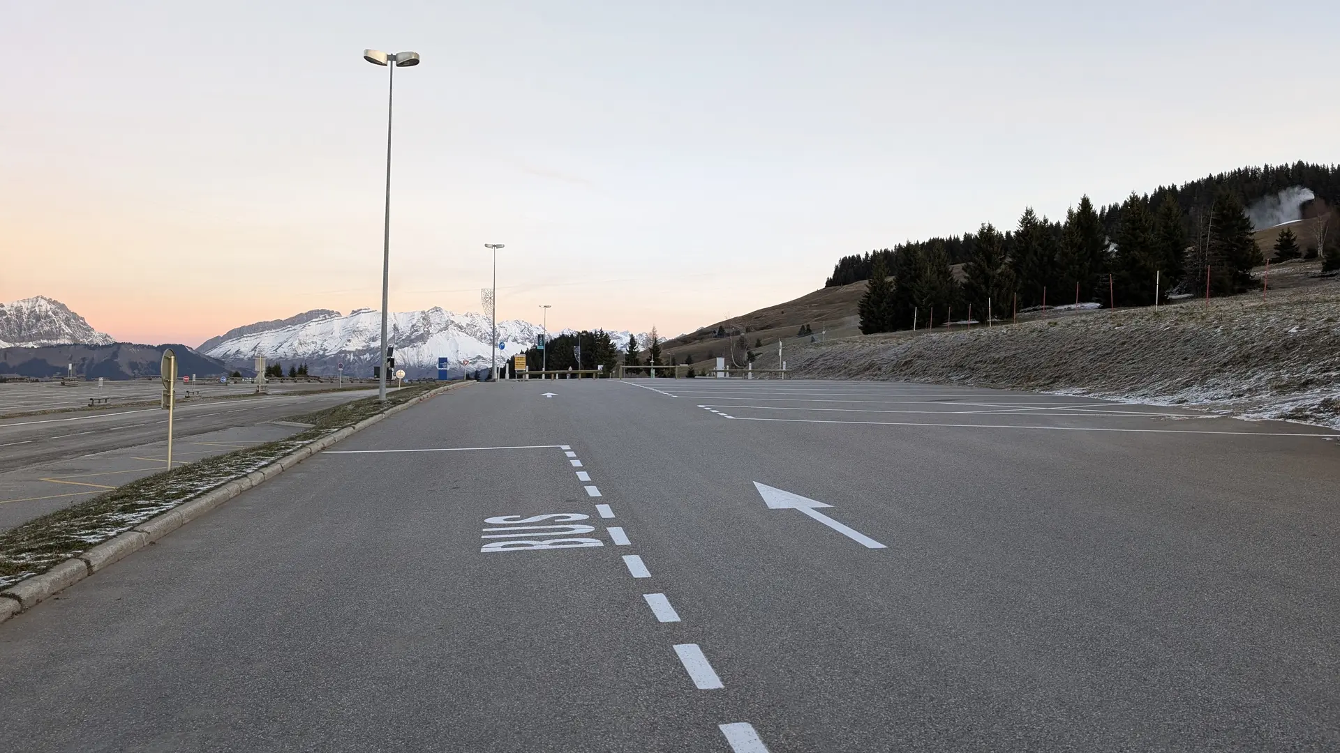 Parking bus col des Saisies