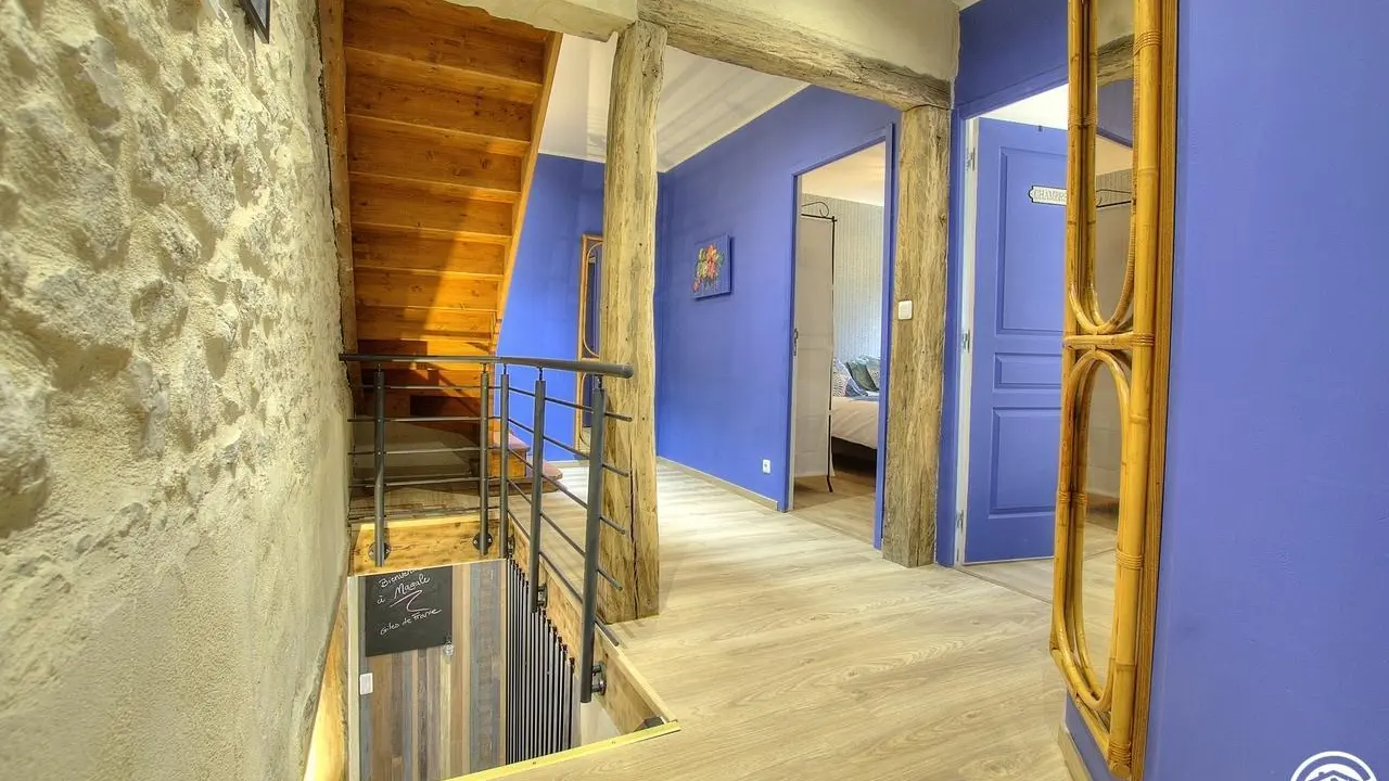 Couloir qui dessert les trois chambres.