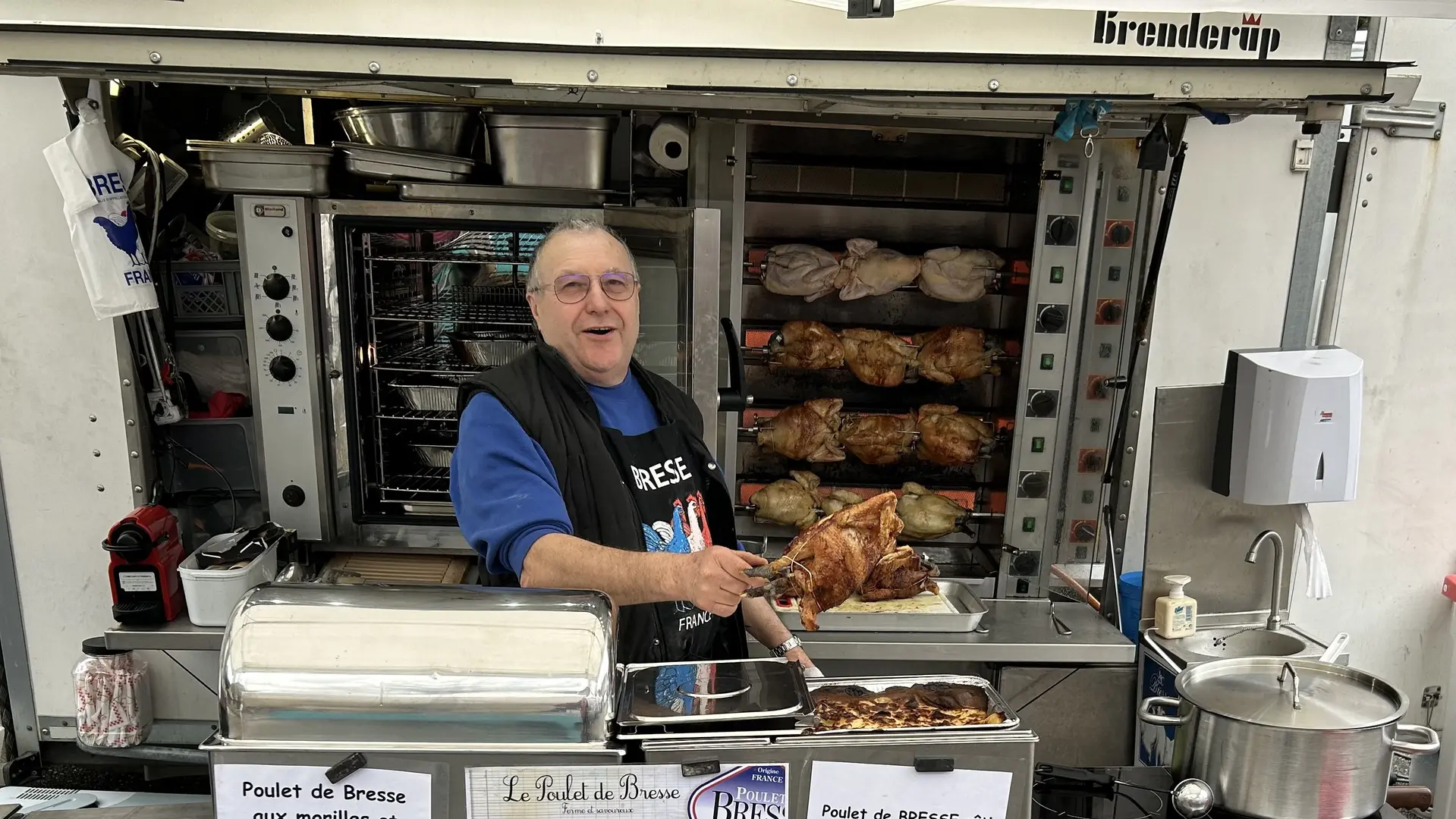 Joël Billet au marché Cerdon Cuivrerie en mars