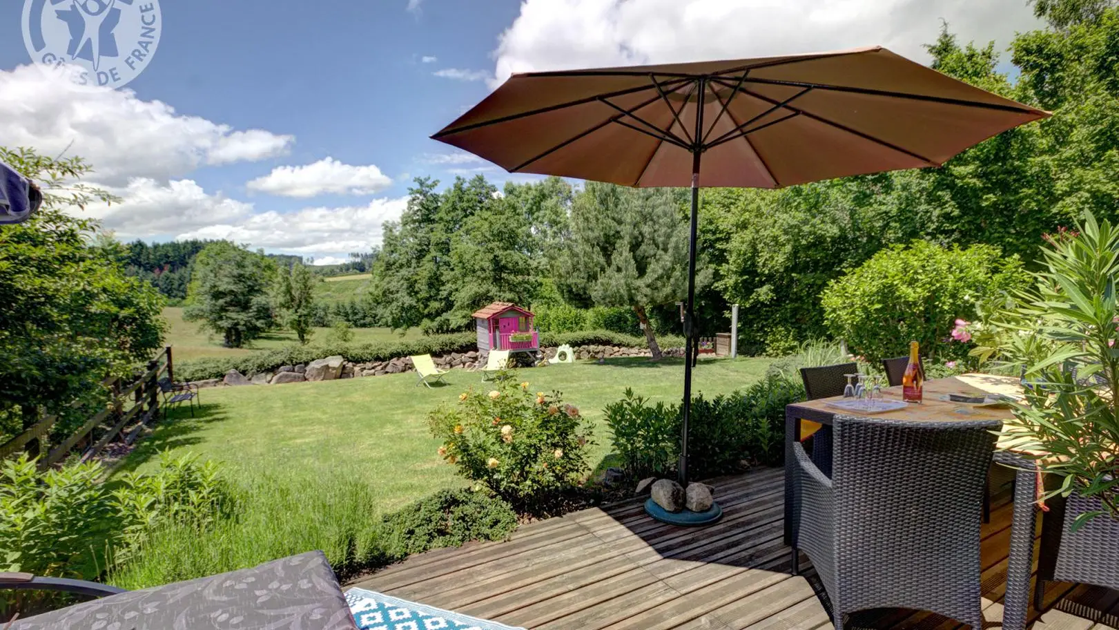 Grande terrasse en bois donnant sur le jardin