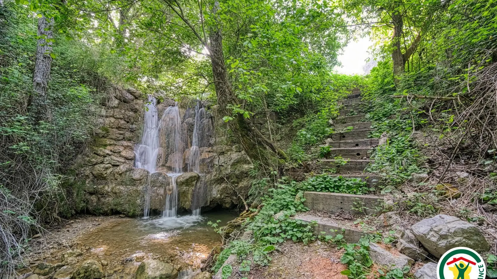 En contrebas, la cascade où il fait bon se rafraîchir en plein été