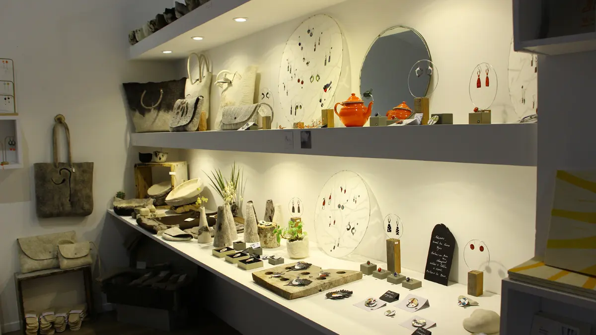 Feutrière , Bijoutière émailleuse