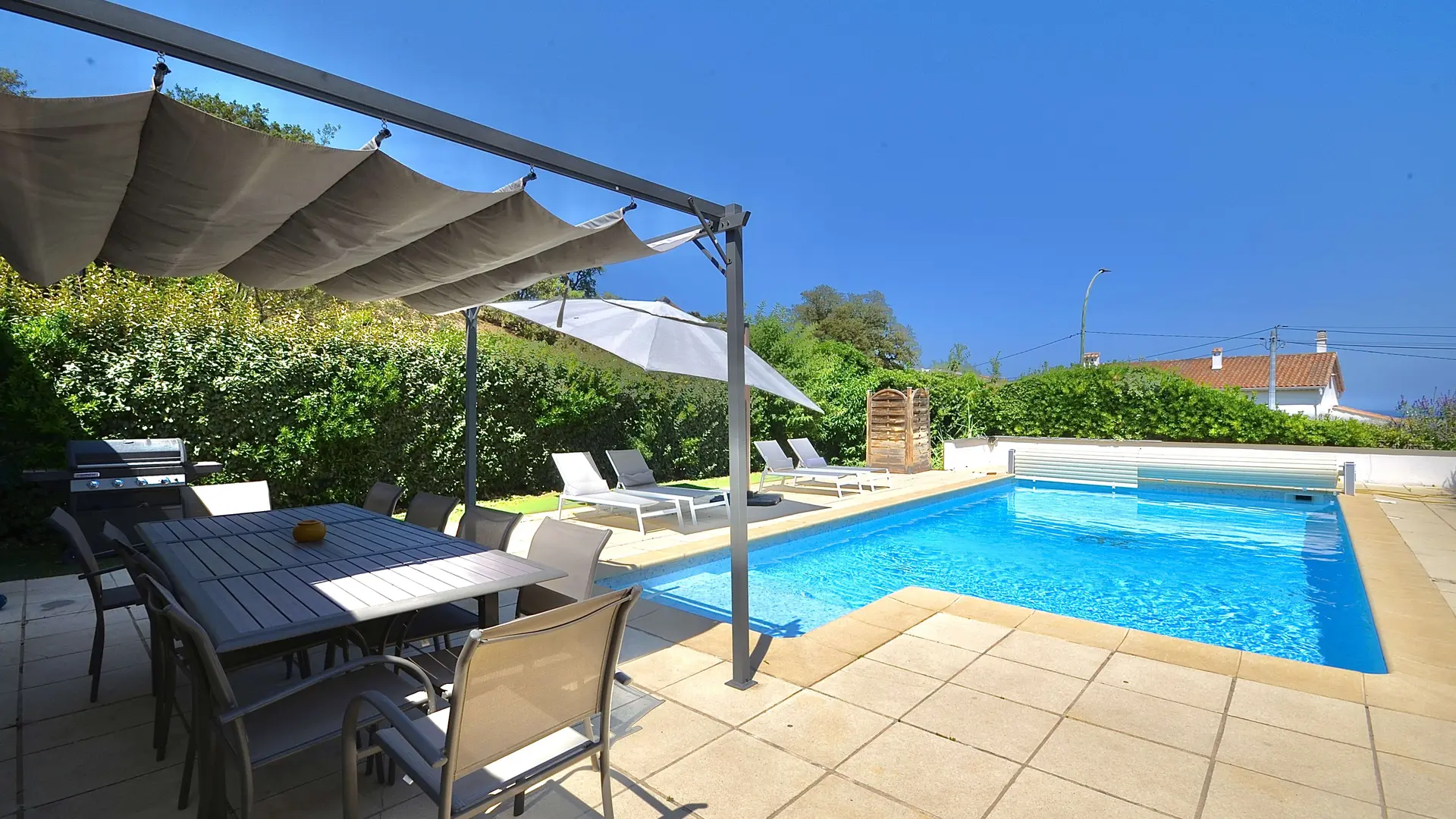 Terrasse et piscine