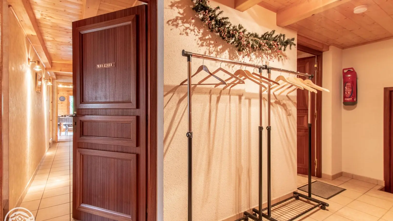 Entrée des gîtes Les Cimes au premier plan et Le Lavoir au fond