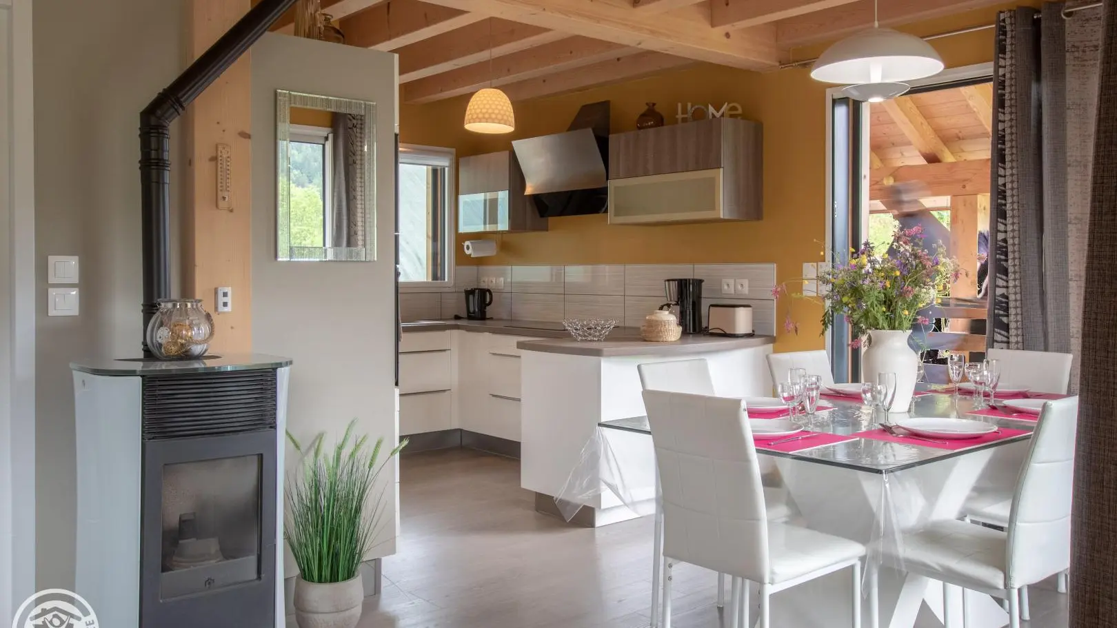 Pour information, le poêle à bois présent dans le gîte et sur les photos n'est pas utilisable.