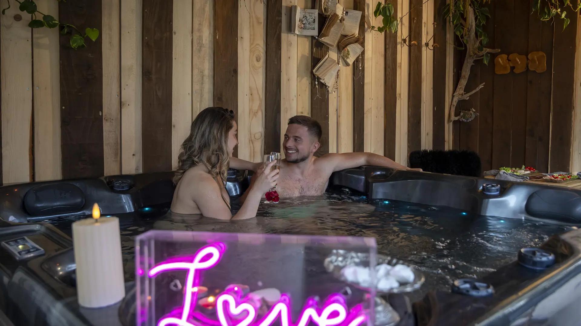 Espace bien-être ouvert toute l’année – Séjour romantique en Auvergne-Rhône-Alpes Détente et relaxation garanties au Domaine ForRest, parfait pour un week-end romantique ou une nuit insolite dans le Roannais (Loire).