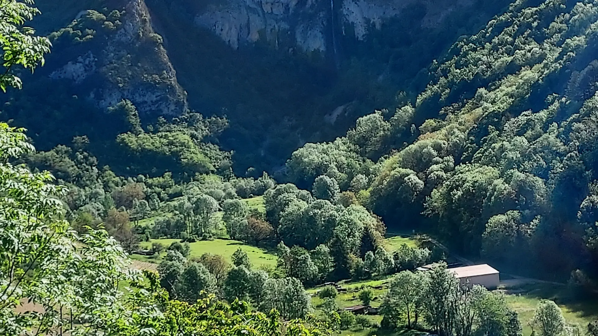 Cascade de la Culaz depuis les vignes de Cerdon