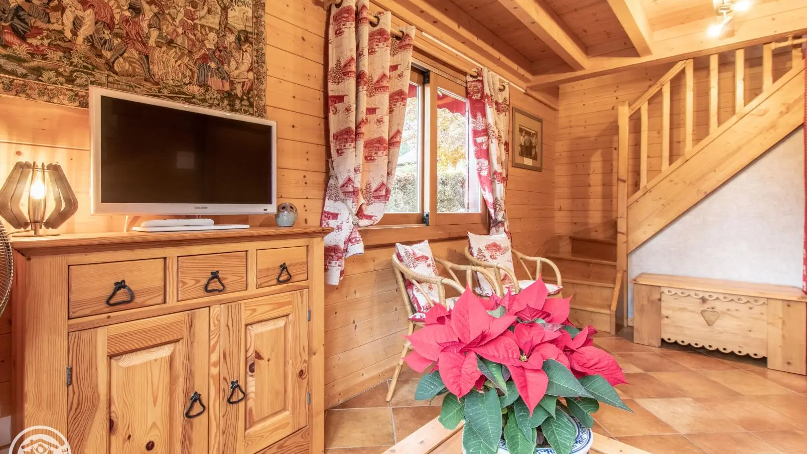 Séjour et escalier d'accès à la chambre
