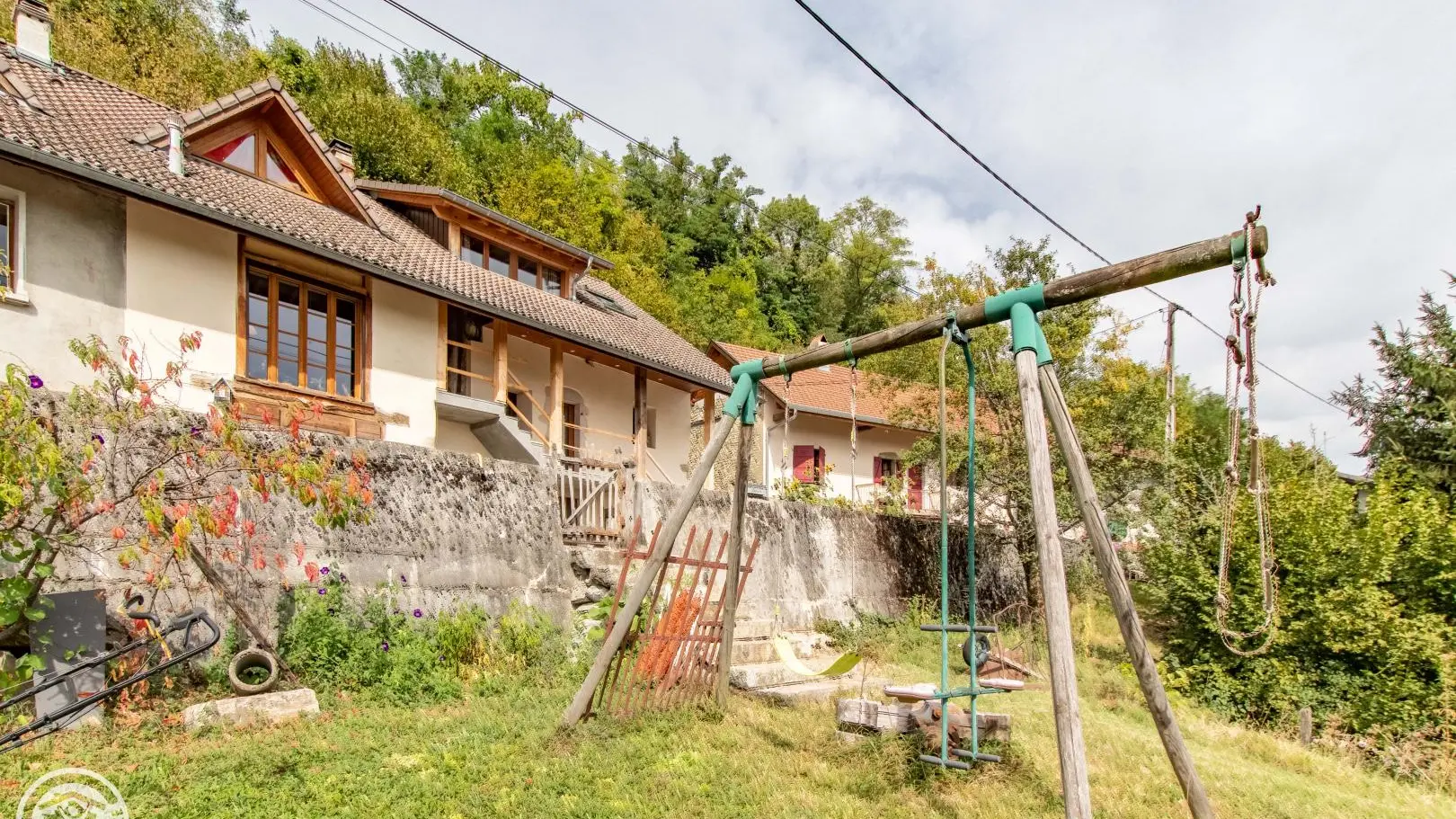 Terrain accessible aux clients des gîtes - de l'autre côté de la route