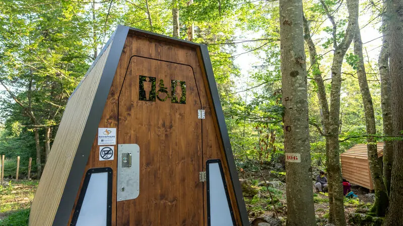 toilettes sèches accessibles aux personnes à mobilité réduite