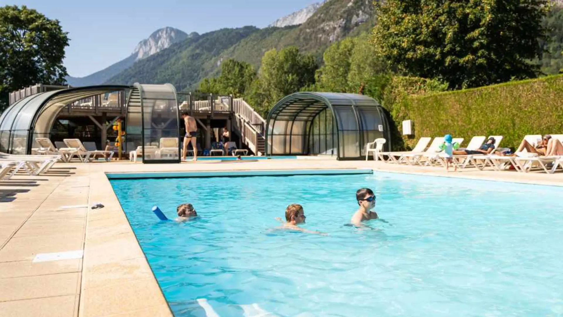 piscine extérieure avec des enfants qui nagent