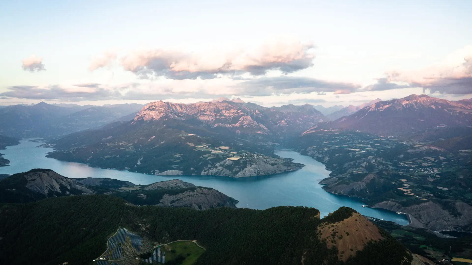 Vue à 360 sur le lac de Serre-Ponçon au sommet du Mont-Colombis