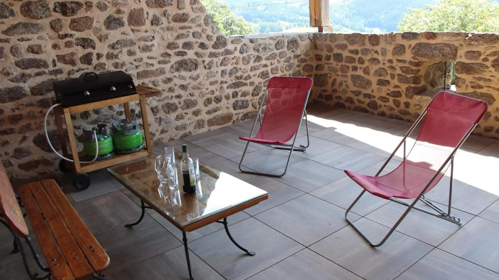 Grande terrasse abritée de 50m² avec vue sur la montagne.
