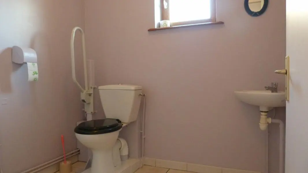 WC séparé, et adaptée aux personnes à mobilité réduite