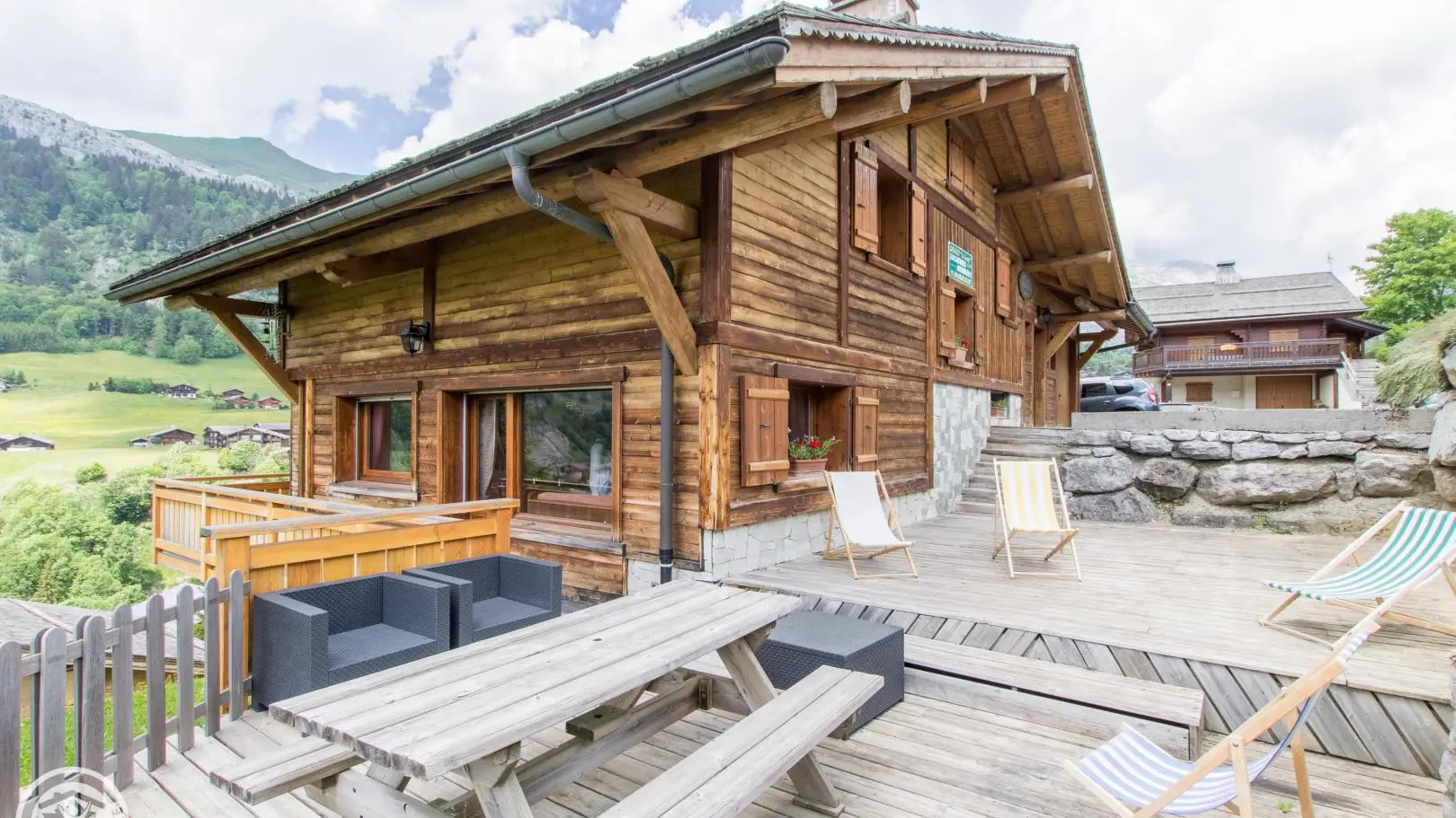 vue d'une partie de la terrasse aménagée ( nouveaux mobiliers depuis :)