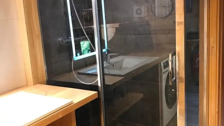 la salle de douche au premier étage