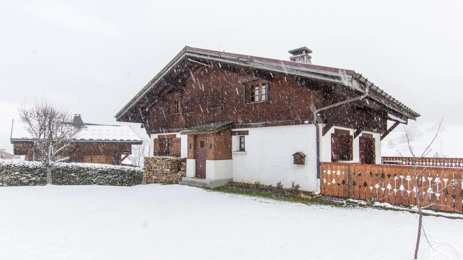 Le gîte est situé au 2ème étage (partie boisée)