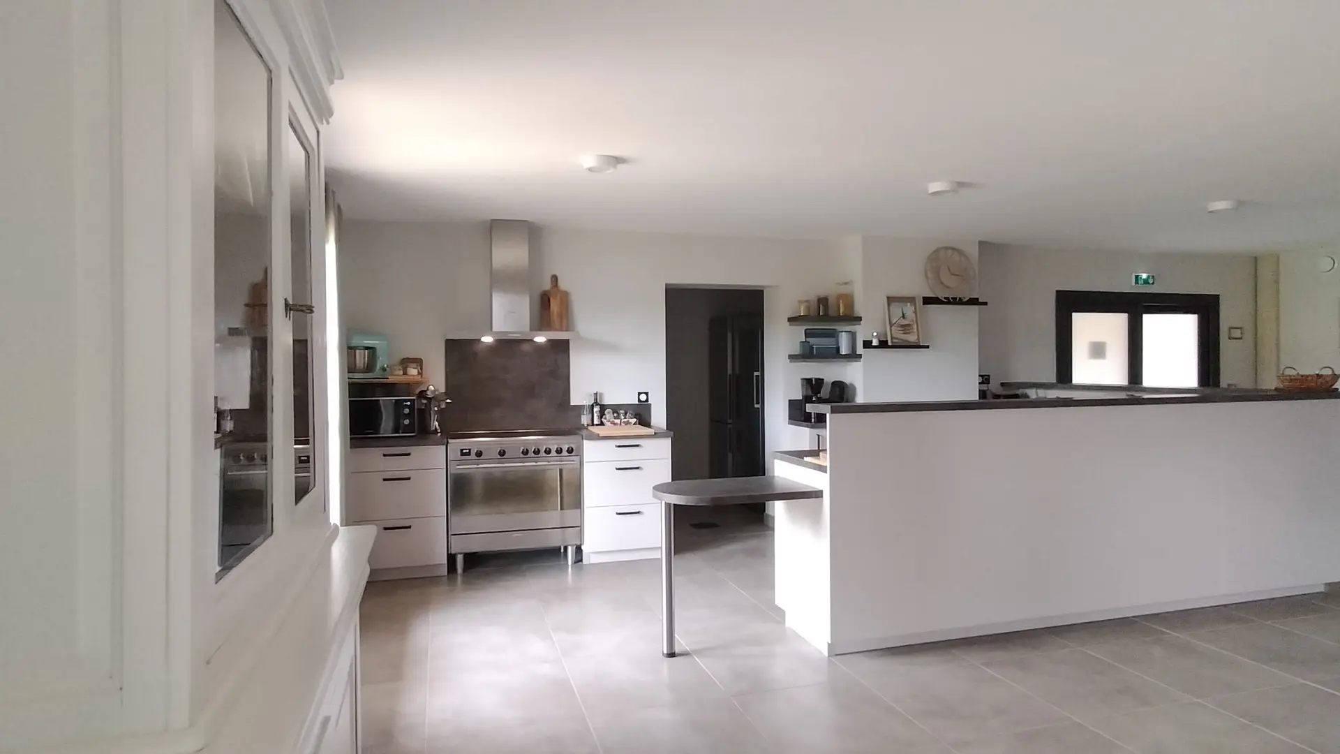 Cuisine ouverte sur grande salle