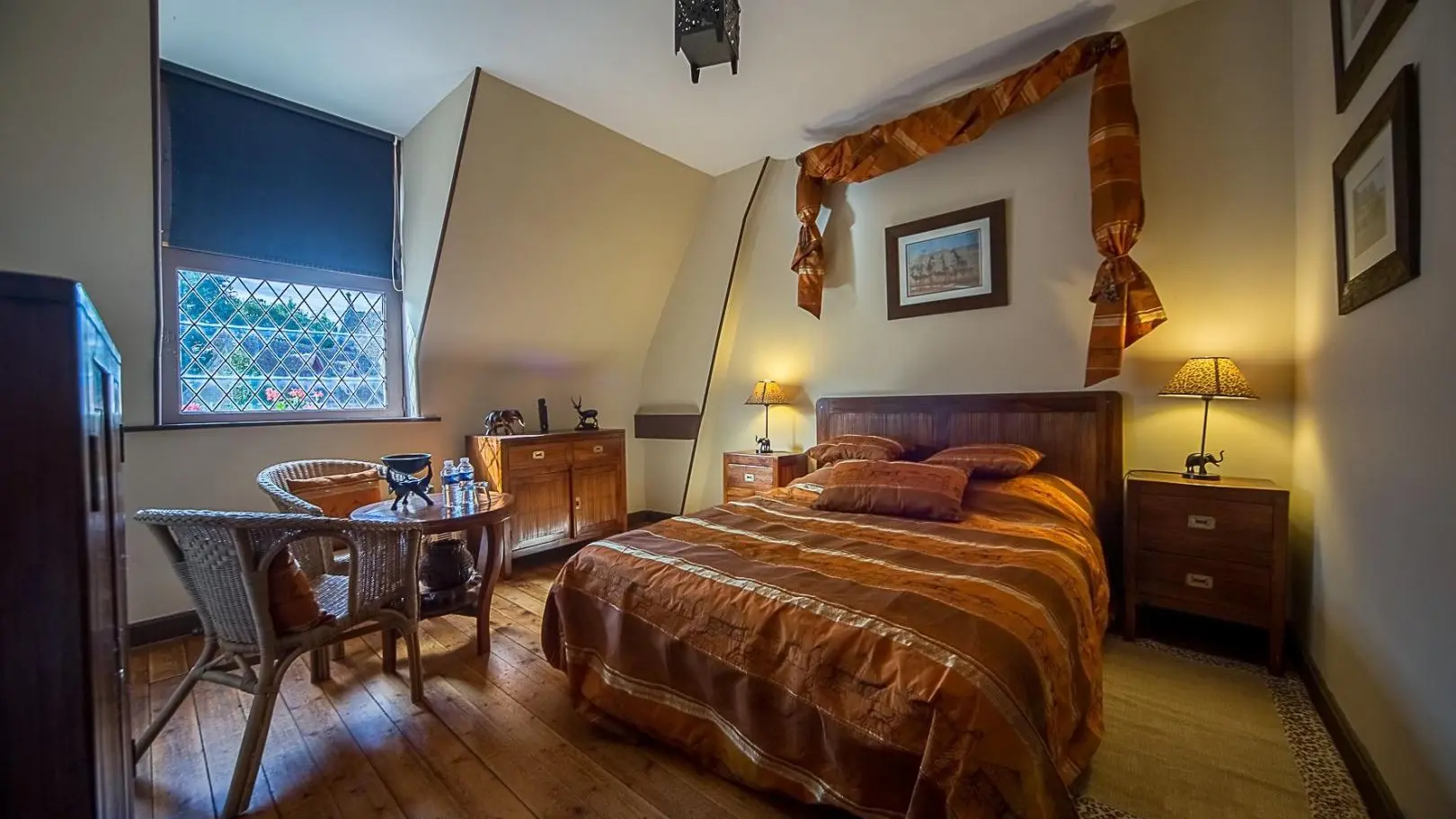 GITE DU CHATEAU DE PEUFEILHOUX VALLON EN SULLY ALLIER AUVERGNE