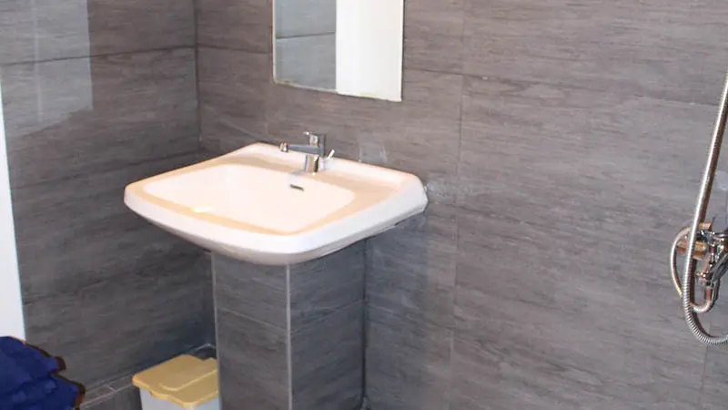 Salle de bains avec bac à douche, carrelage