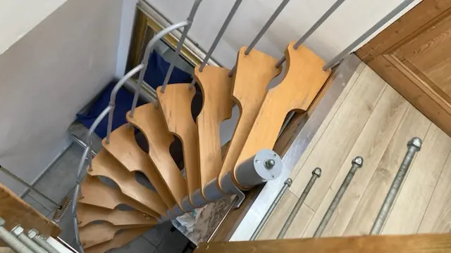 ATTENTION ESCALIER JAPONAIS